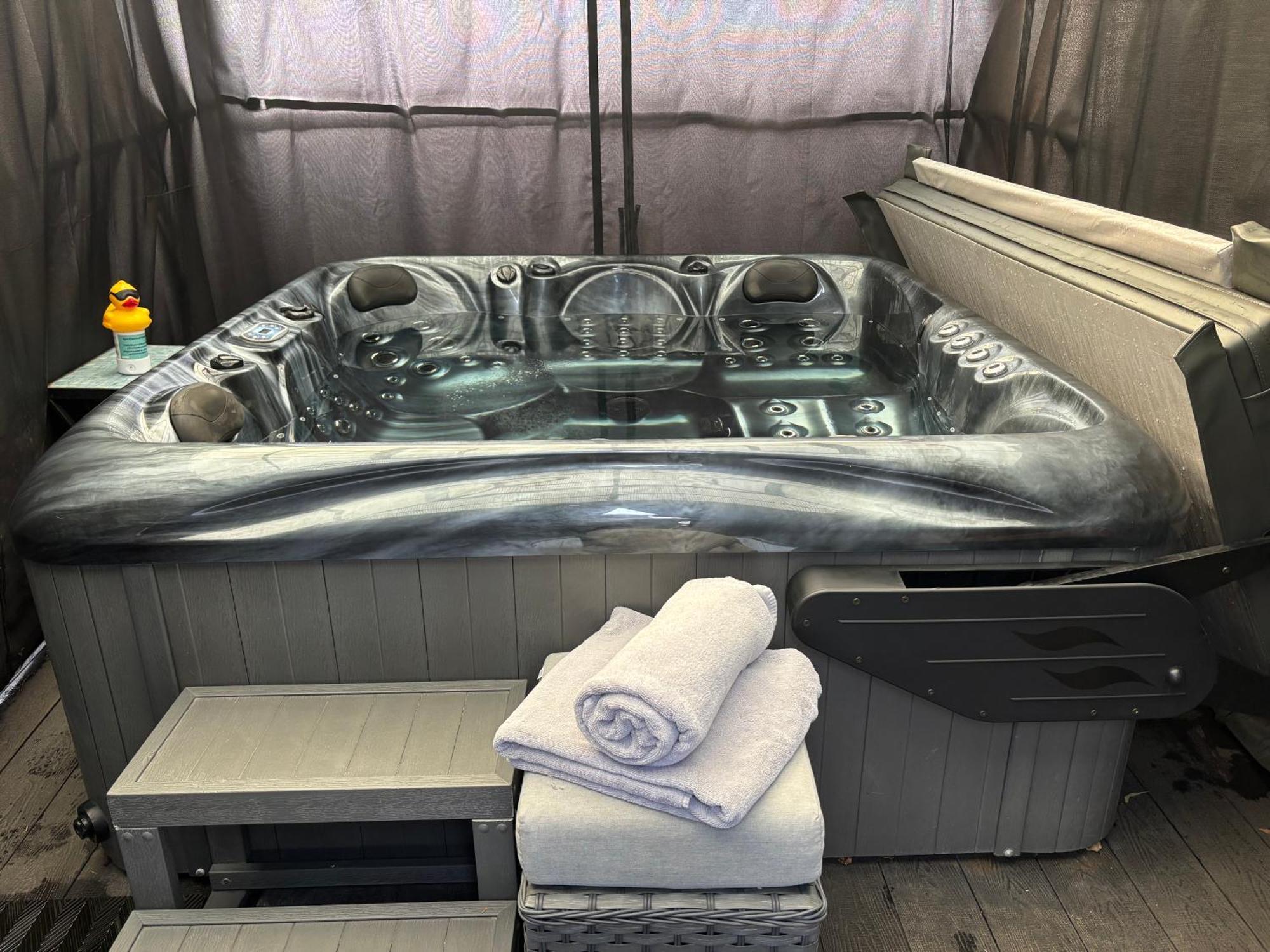 Apartamento Secret Gem 1 Bed Garden Flat Private Luxury Hot Tub Bournemouth Exterior foto